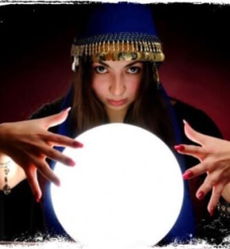 Ver vidente com bola de cristal vendo seu futuro