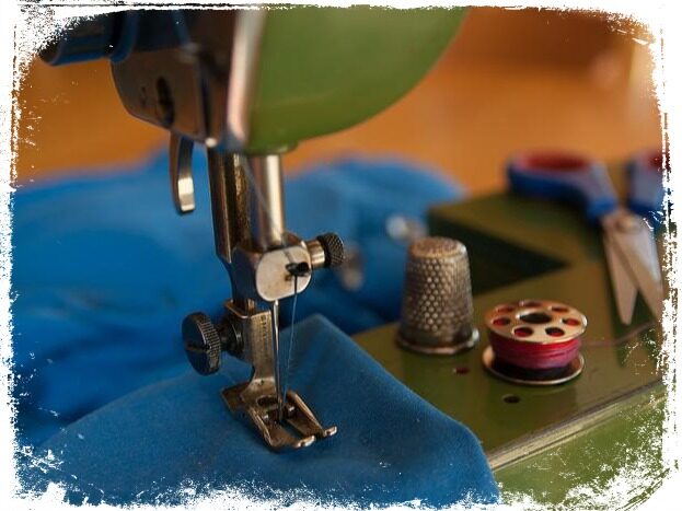 Sonhar que costura em uma máquina de costura