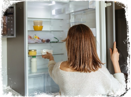 Sonhar que guarda comida na geladeira