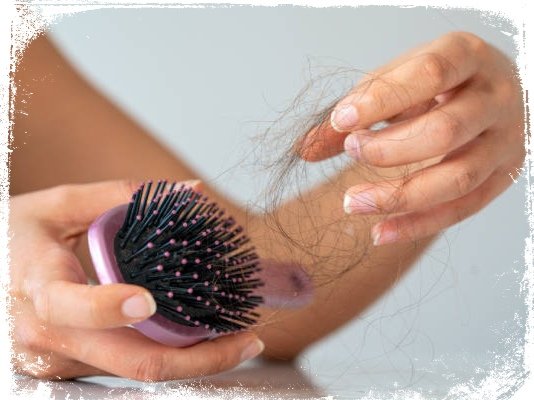 Sonhar com cabelo caindo é mau presságio? Descubra o que significa!