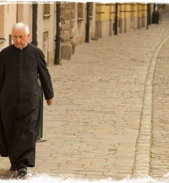 Sonhar com padre vestindo batina preta e caminhando pela rua